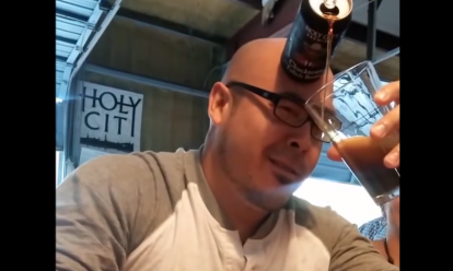 Bier inschenken met je voorhoofd